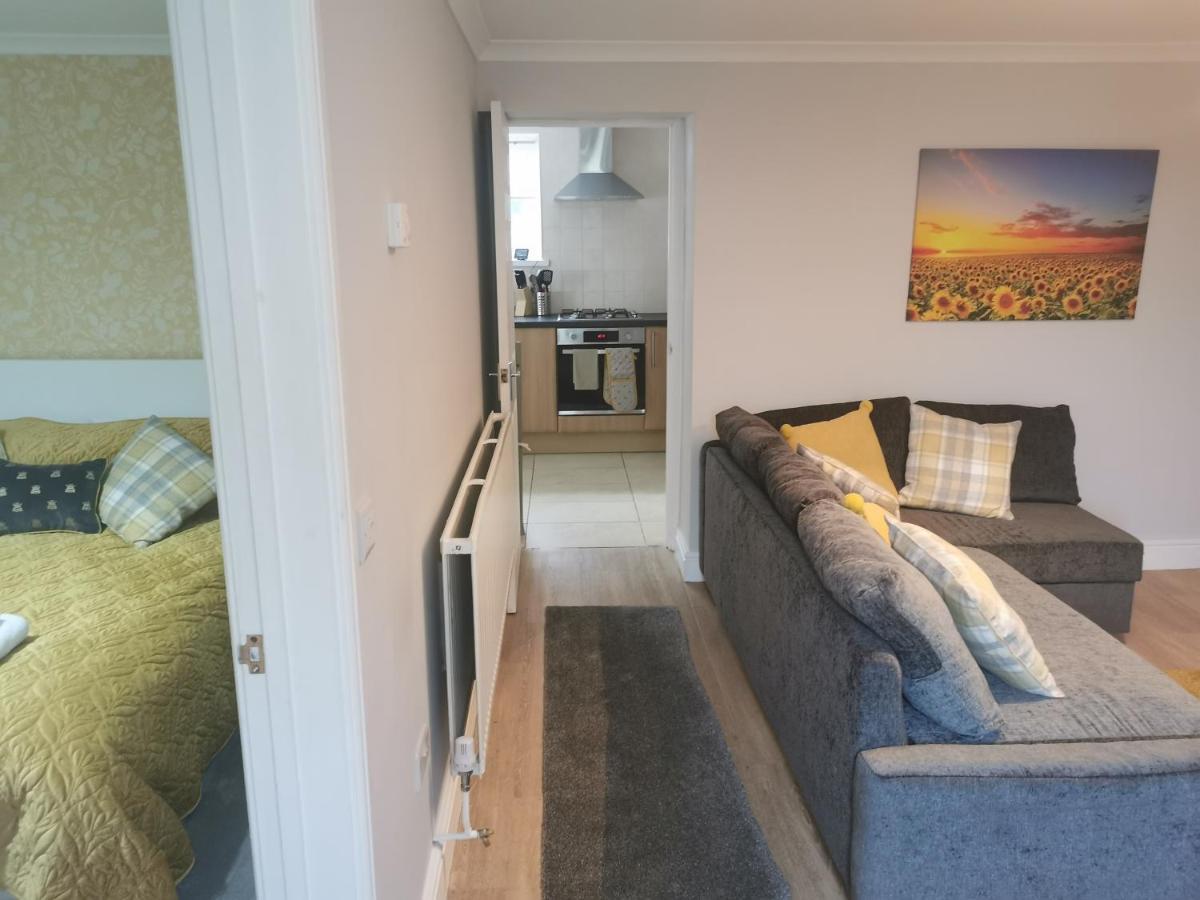 Immaculate One Bedroom Home With Private Parking Swansea Exteriér fotografie